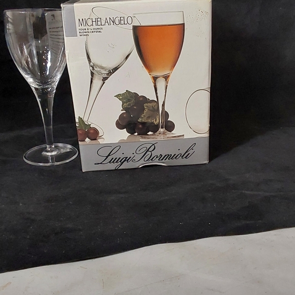 LUIGI BORMIOLI FOUR 8 1/4 OUNCE BLOWN CRYSTAL WINES GLASSES - Picture 4 of 5